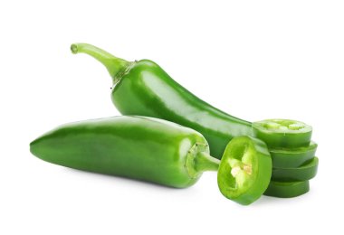 Taze yeşil biberler beyaza izole edilmiş. Tam ve dilimlenmiş.