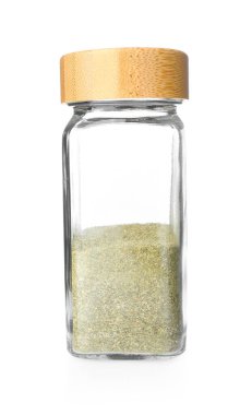 Cam kavanozdaki kuru fesleğen tozu beyaza izole edilmiş. Aromatik baharat