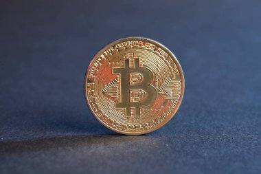 Kripto para birimi. Mavi arkaplanda Bitcoin, yakın plan görünümü