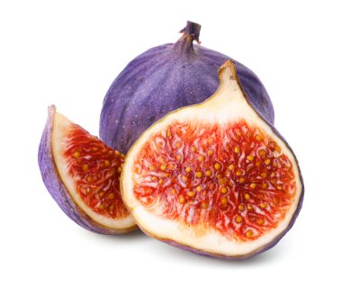 Tam ve kesilmiş incirler beyazda izole edilmiş.