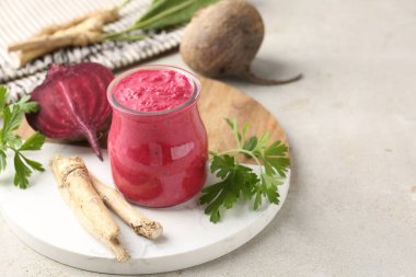 Pancar kökü, maydanoz, kökü ve sebzeli turp sosu, yakın plan. Metin için boşluk