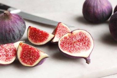 Işık masasındaki incirlerin tamamını kes ve kapat.