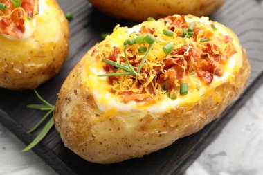 Lezzetli fırında patatesler masada, yakın plan.