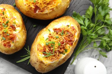 Gri masada lezzetli fırınlanmış patatesler.