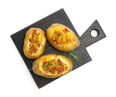 Lezzetli fırınlanmış patatesler, beyaza izole edilmiş, üst manzara