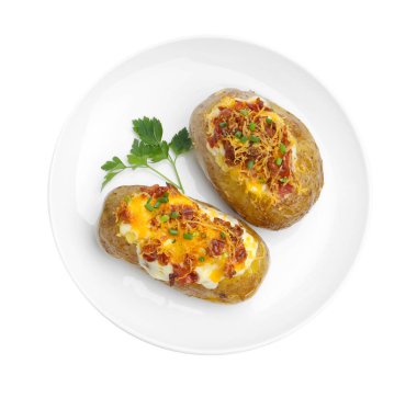 Lezzetli fırınlanmış patatesler, beyaza izole edilmiş, üst manzara