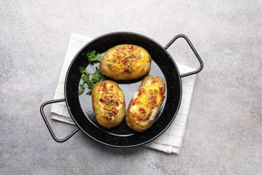 Gri masadaki fırında patatesler harika görünüyor.