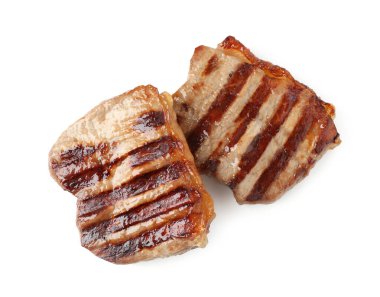 Beyazlar üzerinde izole edilmiş leziz ızgara et biftekleri.