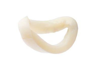 Bir çiğ mürekkep balığı halkası beyaza izole edilmiş.