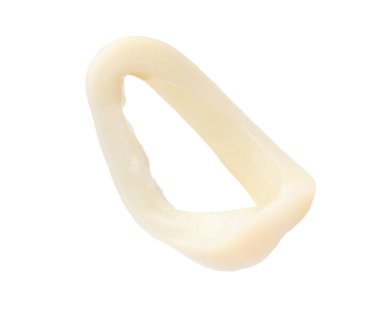 Bir çiğ mürekkep balığı halkası beyaza izole edilmiş.