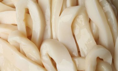 Arkaplan olarak çiğ mürekkep balığı halkaları, üst görünüm