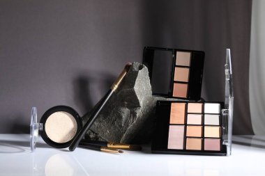 Göz falı paletleri ve fırçalar beyaz masada siyah arka planda