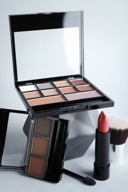 Göz falı paletleri, ruj ve beyaz arka planda fırçalar, yakın plan
