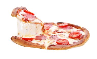 Beyaz arka planda peynirli, salamlı ve domatesli lezzetli bir pizza.