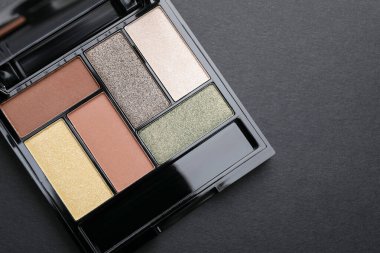 Siyah arka planda göz falı, üst manzara. Metin için boşluk