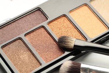 Beyaz arka planda güzel göz falı ve fırçalar, yakın plan.