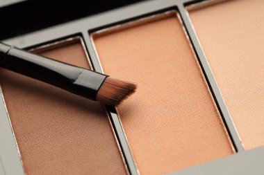 Arka plan olarak güzel bir göz falı ve fırça, yakın plan