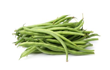 Taze yeşil fasulye kabukları beyaza izole edilmiş.