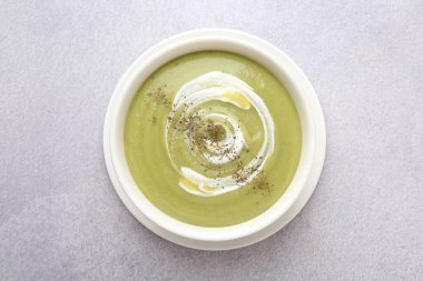 Açık gri masada nefis brokoli kremalı çorba.