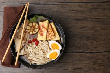Ahşap masadaki mantarlı, Enoki ve Kral istiridye (eryngii) mantarlı lezzetli ramen. Metin için boşluk