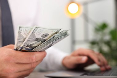 Masada dolar sayan adam, yakın plan.