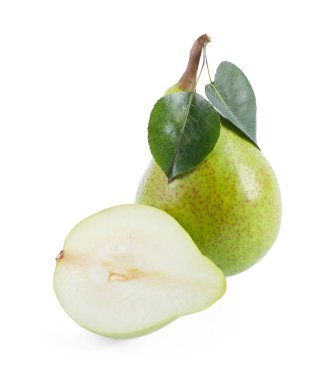 Tam ve olgun armutlar, yeşil yapraklarla bembeyaz.