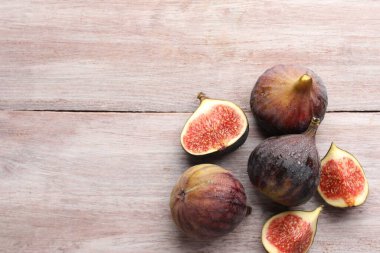 Tahta masada bütün incirleri kesip düz bir şekilde yatıyordu. Metin için boşluk