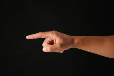 Siyah arkaplanda bir şeye dokunan adam, yakın plan