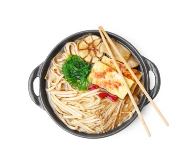 Lezzetli erişte ve kral istiridyeli (eryngii) mantarlar beyaz, üst manzara