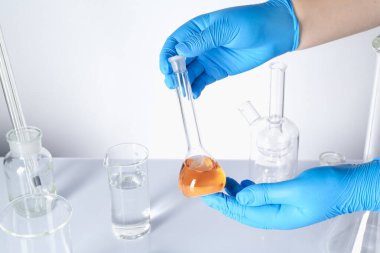 Bilim adamı kirli suyu beyaz masada test ediyor, yakın plan.