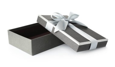 Güzel kapağı beyaza ayrılmış hediye kutusunu aç