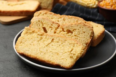 Siyah masada taze pişmiş mısır ekmeği parçaları, yakın plan.