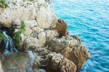 Yazın temiz su ve taşların güzel manzarası