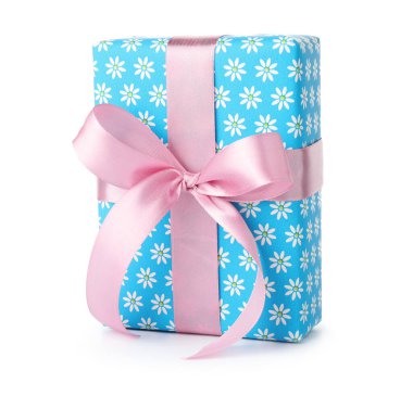 Beyaz üzerinde yay olan güzel bir hediye kutusu