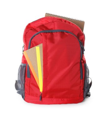 Beyaz üzerinde not defterleri olan kırmızı sırt çantası