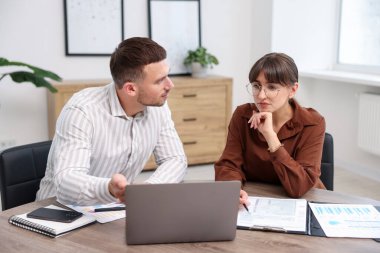 Ofiste müvekkil ile çalışan bir danışman. İş toplantısı