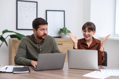 Adam, meslektaşının ofisteki başarısını kıskanıyor.