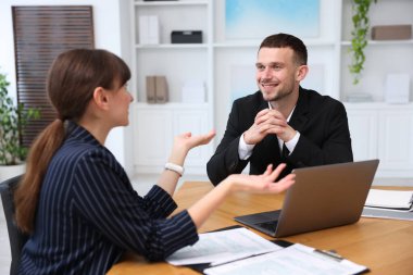 Ofiste müvekkil ile çalışan bir danışman. İş toplantısı