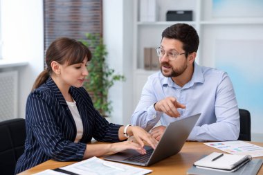 Ofiste müvekkil ile çalışan bir danışman. İş toplantısı
