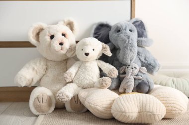 Kapalı alanda farklı tatlı oyuncaklar.