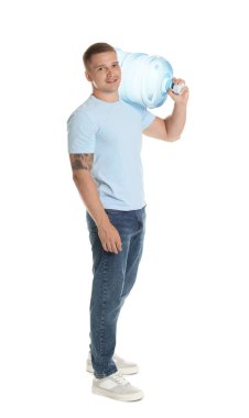 Beyaz arka planda soğuk su şişesiyle gülümseyen teslimatçı.