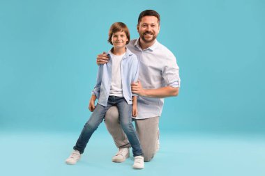 Baba ve oğul açık mavi arka planda