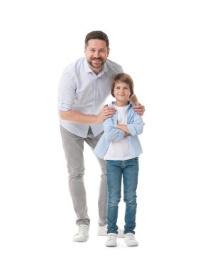 Baba ve oğul beyaz arka plan üzerinde poz