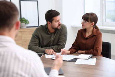 Ofiste iş danışmanıyla görüşen çift.