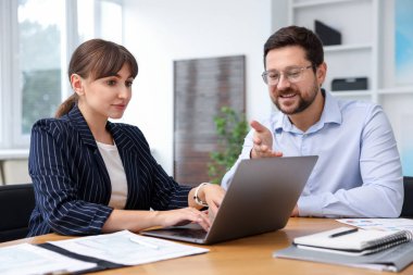Ofiste müvekkil ile çalışan bir danışman. İş toplantısı