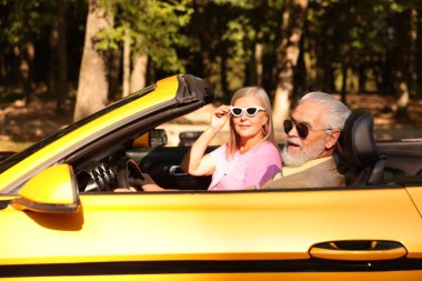 Üst düzey çift şehirde Cabriolet sürüşünün keyfini çıkarıyor, seçici odaklanma