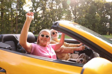 Üst düzey çift şehirde Cabriolet sürüşünün keyfini çıkarıyor, seçici odaklanma