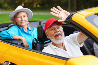 Üst düzey bir çift açık havada eğleniyor, seçici bir odak noktası var.