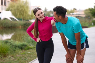 Gülümseyen koşucular dışarıda dinleniyor. Metin için boşluk
