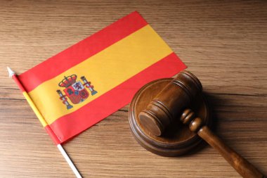 Hakimin tokmağı ve İspanya bayrağı ahşap masada